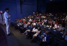 El experto y emprendedor chileno Jaime González habla durante un evento en San Salvador.