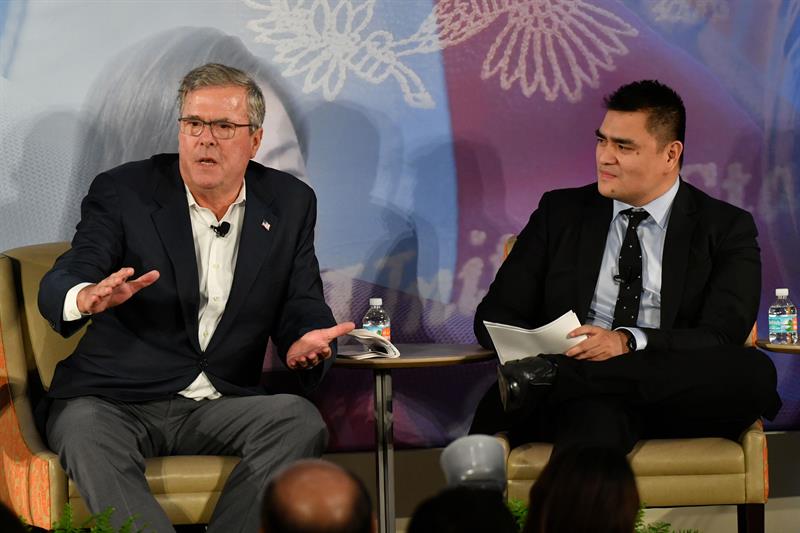 El excandidato a la nominaci&oacute;n presidencial estadounidense por el Partido Republicano, Jeb Bush (i), habla junto al activista y "so&ntilde;ador", el filipino Jos&eacute; Antonio Vargas (d), hoy, martes 28 de noviembre de 2017, durante un foro "bipartidista" en la Universidad de Miami 