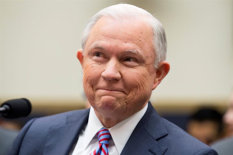 El fiscal general de Estados Unidos, Jeff Sessions, testifica ante el Comité Judicial de la Cámara sobre la supervisión del Departamento de Justicia, en el Capitolio de Washington