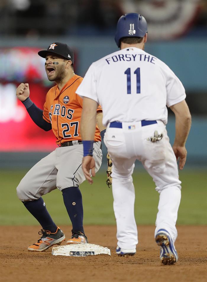 El jugador Jose Altuve de los Astros de Houston reacciona luego de completar una jugada durante la segunda entrada del séptimo y definitivo juego de la Serie Mundial.