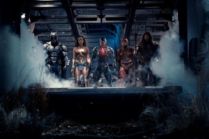  Ben Affleck (i.), interpretando el personaje de Batman; la actriz Gal Gadot (2 i.), como Wonder Woman; Ray Fisher (c.), en el papel de Cyborg; Ezra Miller (2 d.), como Flash, y Jason Momoa (d.) como Aquaman, en una escena de la pel&iacute;cula "Justice League", dirigida por Zack Snyder.. 