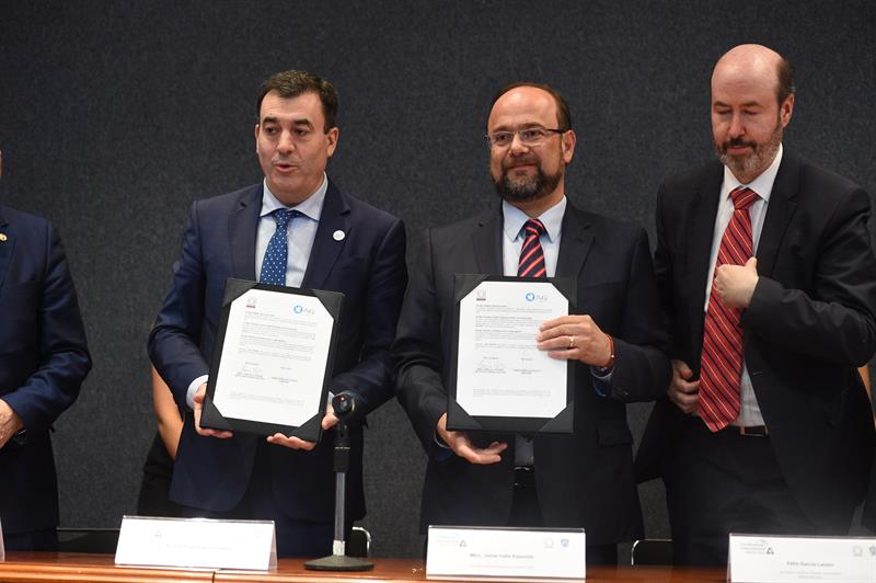  El doctor Rom&aacute;n Rodr&iacute;guez Gonz&aacute;lez; el maestro Jaime Valls Esponda y el maestro Felix Garc&iacute;a Laus&iacute;n durante una firma de colaboraci&oacute;n en la ciudad de Guadalajara 