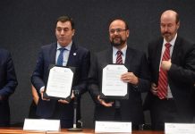 Galicia firma un convenio con la asociación de universidades de México El doctor Román Rodríguez González; el maestro Jaime Valls Esponda y el maestro Felix García Lausín durante una firma de colaboración en la ciudad de Guadalajara