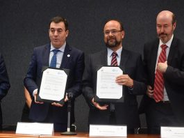 Galicia firma un convenio con la asociación de universidades de México El doctor Román Rodríguez González; el maestro Jaime Valls Esponda y el maestro Felix García Lausín durante una firma de colaboración en la ciudad de Guadalajara
