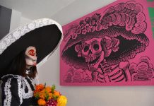 Una mujer observa la imagen de una Catrina en el Museo José Guadalupe Posada.