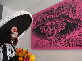 Una mujer observa la imagen de una Catrina en el Museo José Guadalupe Posada.