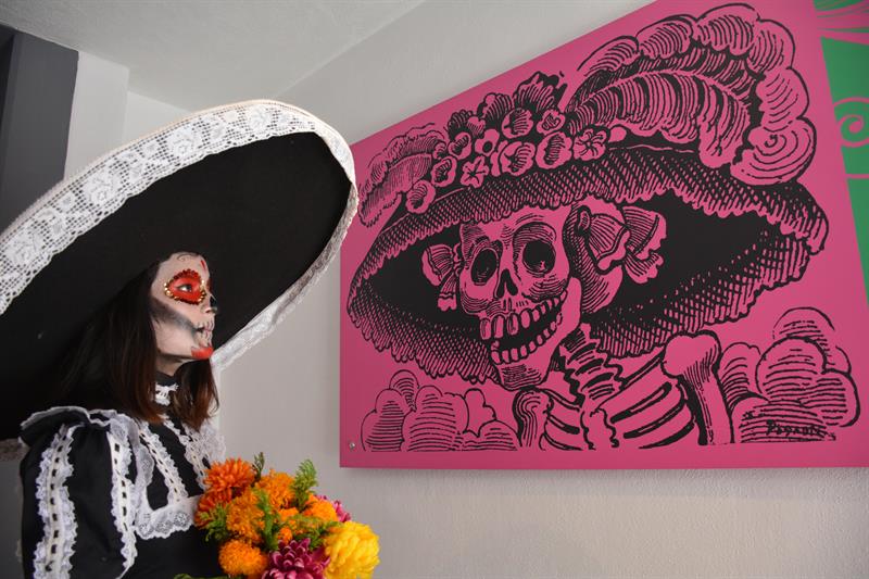 Una mujer observa la imagen de una Catrina en el Museo Jos&eacute; Guadalupe Posada.