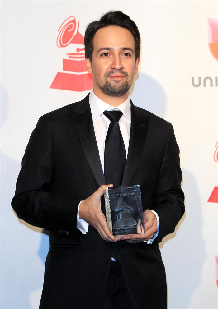 El dramaturgo y compositor Lin-Manuel Miranda posa con su reconocimiento al M&eacute;rito del Presidente en la sala de prensa de los XVIII Premios Grammy Latinos 