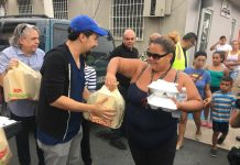 El artista puertorriqueño Lin-Manuel Miranda entrega comida y artículos de primera necesidad a residentes de Toa Alta, municipio natal de su padre y familia al norte de Puerto Rico.