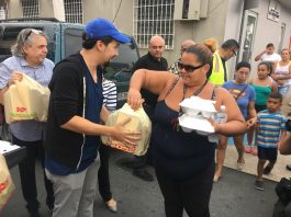 Lin-Manuel Miranda llega a ayudar entidades y repartir comida en Puerto Rico El artista puertorriqueño Lin-Manuel Miranda entrega comida y artículos de primera necesidad a residentes de Toa Alta, municipio natal de su padre y familia al norte de Puerto Rico.