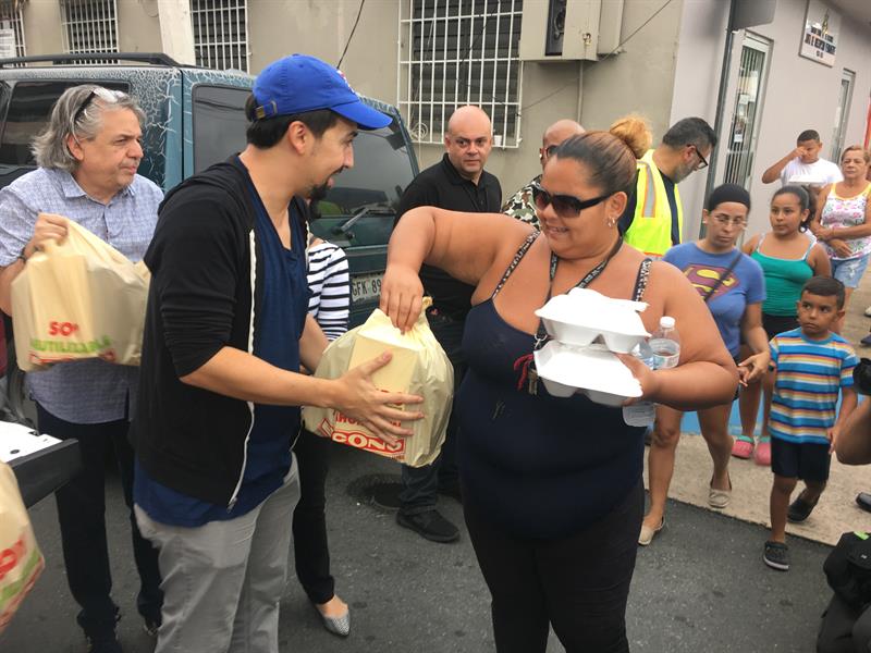 El artista puertorrique&ntilde;o Lin-Manuel Miranda entrega comida y art&iacute;culos de primera necesidad a residentes de Toa Alta, municipio natal de su padre y familia al norte de Puerto Rico.