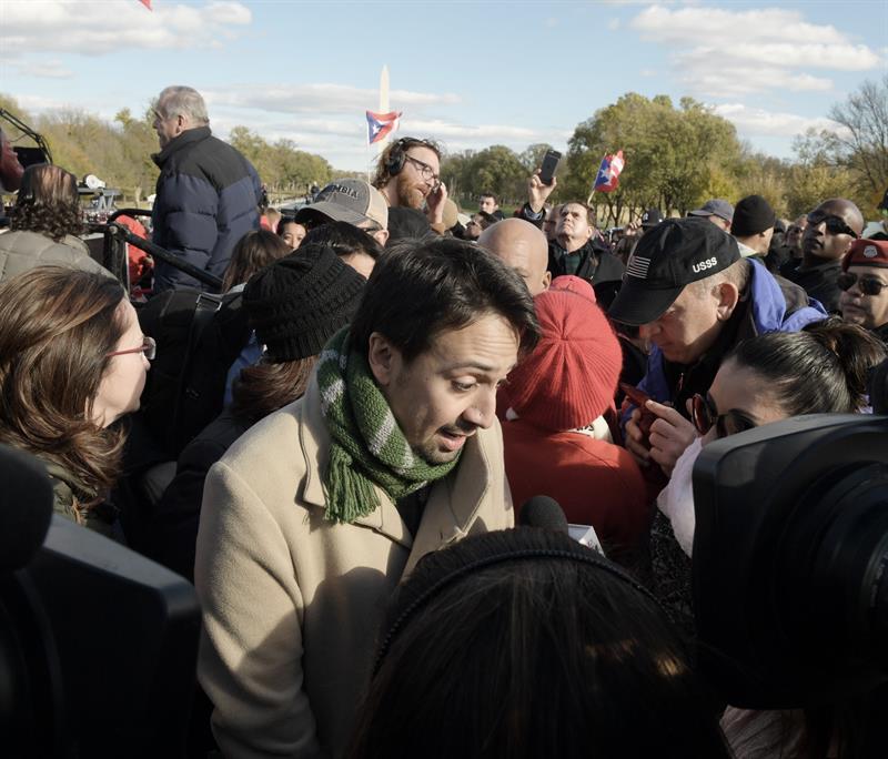 El Actor y Compositor Lin Manuel Miranda habla con la prensa tras su discurso en el Lincoln Memorial durante una concentraci&oacute;n rumbo a la Casa Blanca en Washington