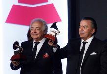 Los cantantes Antonio Romero Monge (i) y Rafael Ruiz Perdigones (d) integrantes del dúo Los del Río reciben sus premios a la Excelencia Musical durante la ceremonia de entrega de Premios Especiales de los Grammy Latino,