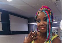 Lucrecia con sus espectaculares trenzas de colores. (foto twitter @lucreciaagua)