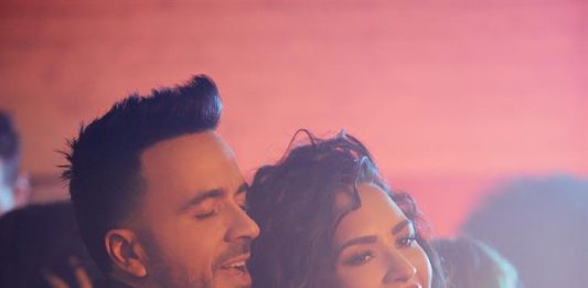 Fotografía promocional del nuevo sencillo de Luis Fonsi con la cantante hispana Demi Lovato, "Échame la culpa".