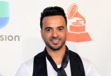 El cantante puertorriqueño Luis Fonsi sostiene sus premios a "Canción del Año", "Grabación del Año", "Mejor Fusión/Interpretación Urbana" y "Mejor Video Musical Corto" por la canción "Despacito" durante los XVIII Premios Grammy Latinos