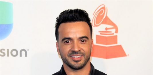 El cantante puertorriqueño Luis Fonsi sostiene sus premios a "Canción del Año", "Grabación del Año", "Mejor Fusión/Interpretación Urbana" y "Mejor Video Musical Corto" por la canción "Despacito" durante los XVIII Premios Grammy Latinos