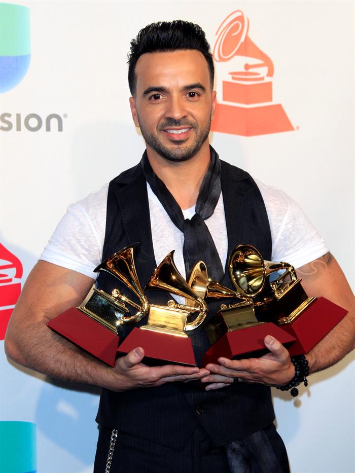  El cantante puertorrique&ntilde;o Luis Fonsi sostiene sus premios a "Canci&oacute;n del A&ntilde;o", "Grabaci&oacute;n del A&ntilde;o", "Mejor Fusi&oacute;n/Interpretaci&oacute;n Urbana" y "Mejor Video Musical Corto" por la canci&oacute;n "Despacito" durante los XVIII Premios Grammy Latinos