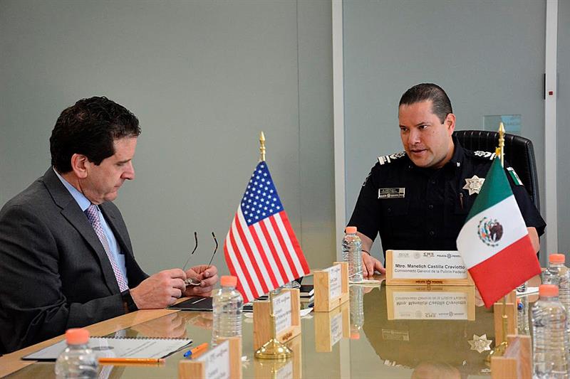 Comisionado general de la Polic&iacute;a Federal, Mtro. Manelich Castilla (d), durante una reuni&oacute;n con el agregado jur&iacute;dico del Bur&oacute; Federal de Investigaci&oacute;n (FBI), Carlos Cases (i), en Ciudad de M&eacute;xico.