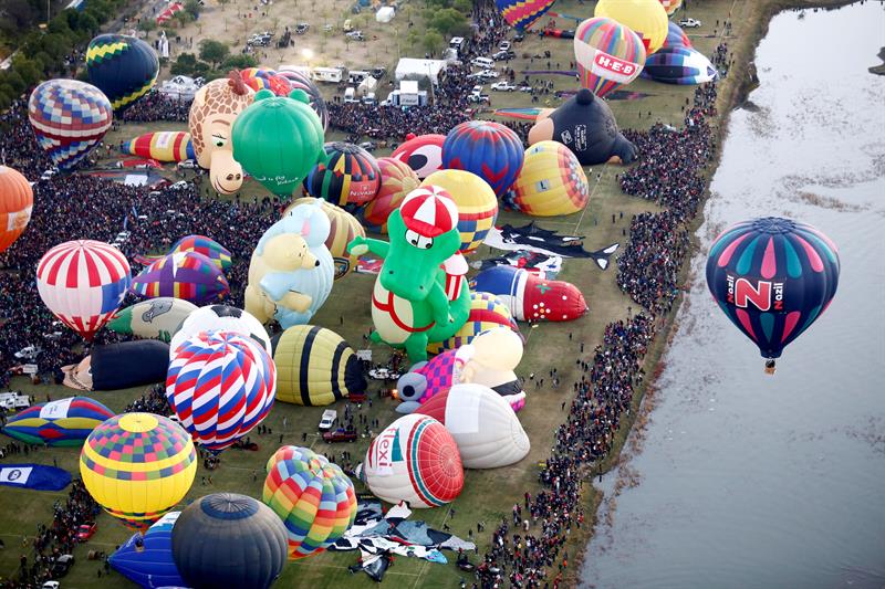 Decenas de globos aerostáticos emprenden vuelo hoy, sábado 18 de noviembre de 2017, en León, estado de Guanajuato (México), durante el Festival Internacional del Globo 2017 que se realiza entre el 17 y el 20 de noviembre.