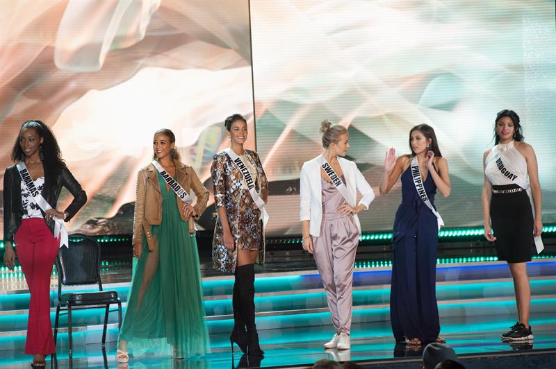 Miss Universo, donde aparecen de izquierda a derecha, las candidatas de Bahamas, Yasmine Cooke; de Barbados, Lesley Chapman-Andrews; de Venezuela, Keysi Sayago; de Suecia, Frida Fornander; de Filipinas, Rachel Peters, y de Uruguay, Marisol Acosta, durante un ensayo en el The AXIS at Planet Hollywood de Las Vegas.