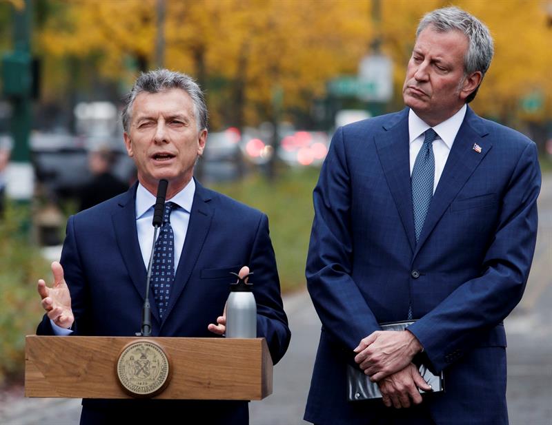  El presidente de Argentina, Mauricio Macri (i) y el alcalde de Nueva York, Bill de Blasio (d), asisten un homenaje en memoria de las v&iacute;ctimas del atentado del 31 de octubre en Manhattan, en el que murieron cinco turistas argentinos, en Nueva York,