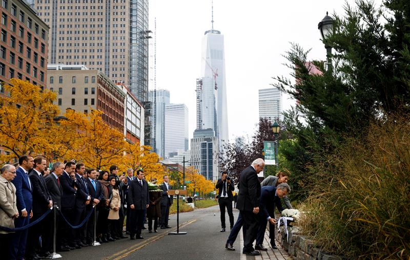 ana Awada (2-d) depositan unas flores junto a un carril bici, uno de los lugares en los que se produjo el atentado del 31 de octubre en Manhattan, en el que murieron cinco turistas argentinos, durante un homenaje a las v&iacute;ctimas en Nueva York