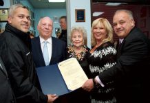 Se nombre calle en Newark en honor a empresario local y líder comunitario De izq. A der.: Consejal de la ciudad de Newark Anibal Ramos Jr, El proprietario de McDonald’s y homenajeado señor Roberto A. Madan, su esposa Ana Maria, su hija y también proprietaria de McDonald’s Ana, y consejal de la ciudad de Newark Luis Quintana.
