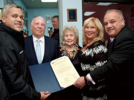 Se nombre calle en Newark en honor a empresario local y líder comunitario De izq. A der.: Consejal de la ciudad de Newark Anibal Ramos Jr, El proprietario de McDonald’s y homenajeado señor Roberto A. Madan, su esposa Ana Maria, su hija y también proprietaria de McDonald’s Ana, y consejal de la ciudad de Newark Luis Quintana.