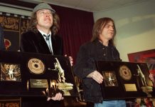 Fotografía de archivo (21-03-2000) de Angus Young (i) y su hermano Malcom, componetes de ACDC, durante la presentación de su disco "Stiff Upper Lip", tras inaugurar una calle en Leganés que lleva el nombre del grupo australiano.