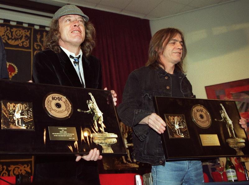  Fotograf&iacute;a de archivo (21-03-2000) de Angus Young (i) y su hermano Malcom, componetes de ACDC, durante la presentaci&oacute;n de su disco "Stiff Upper Lip", tras inaugurar una calle en Legan&eacute;s que lleva el nombre del grupo australiano.