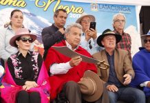 Fotografía del presidente ecuatoriano Lenín Moreno (c), quien asistió al desfile de la Mama Negra, en Latacunga (Ecuador).