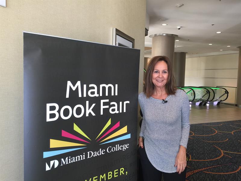 La novelista española María Dueñas en el Miami Dade College de Miami, Florida.