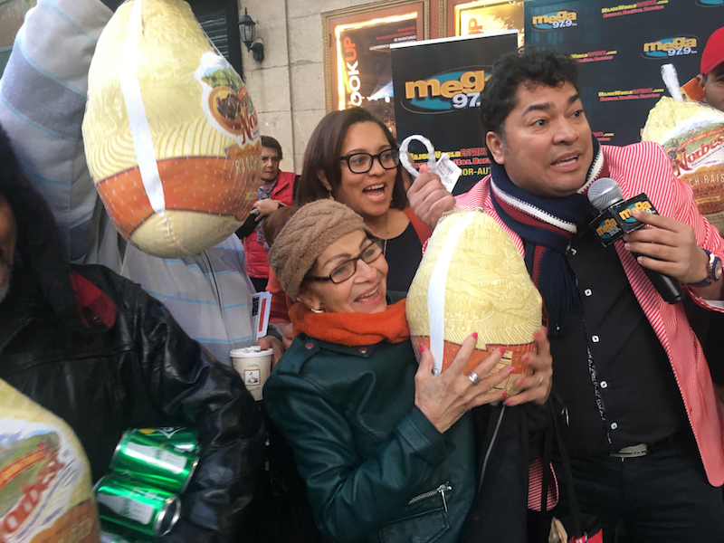 Los elegidos distribuyen pavos a familias necesitadas de Uptown. En la fotograf&iacute;a la senadora estatal Marisol Alc&aacute;ntara.