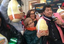 Los elegidos distribuyen pavos a familias necesitadas de Uptown. En la fotografía la senadora estatal Marisol Alcántara.