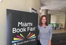 La novelista española María Dueñas en el Miami Dade College de Miami, Florida.