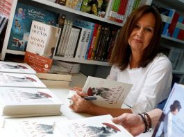 La escritora María Dueñas