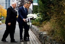 Presidente de Argentina pide en Nueva York luchar contra el terrorismo El presidente de Argentina, Mauricio Macri (c), y su mujer Juliana Awada (d) depositan unas flores junto a un carril bici, uno de los lugares en los que se produjo el atentado del 31 de octubre en Manhattan, en el que murieron cinco turistas argentinos, durante un homenaje a las víctimas en Nueva York