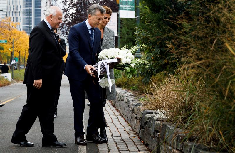  El presidente de Argentina, Mauricio Macri (c), y su mujer Juliana Awada (d) depositan unas flores junto a un carril bici, uno de los lugares en los que se produjo el atentado del 31 de octubre en Manhattan, en el que murieron cinco turistas argentinos, durante un homenaje a las v&iacute;ctimas en Nueva York