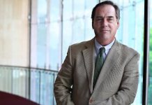 Maximiano Valdés, director titular de la orquesta.