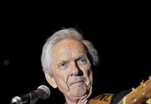 El cantante de música country y prolífico compositor estadounidense Mel Tillis.