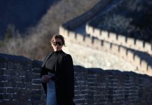 La primera dama de EE.UU., Melania Trump, visita la Gran Muralla en Pekín (China)