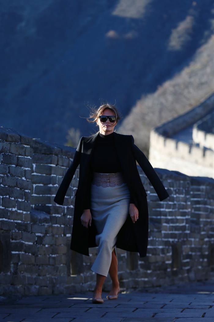 La primera dama de EE.UU., Melania Trump, visita la Gran Muralla en Pekín (China)