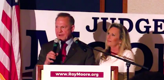 El escándalo que rodea a Roy Moore, un candidato al Senado que está acusado de abusar de menores, ha situado en polos opuestos a la cúpula del partido republicano