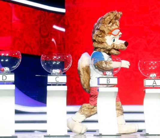 Zabivaka, mascota de la Copa del Mundo FIFA Rusia 2018, participa en el ensayo del sorteo de emparejamientos para el Mundial de fútbol 2018 en el Palacio del Kremlin.