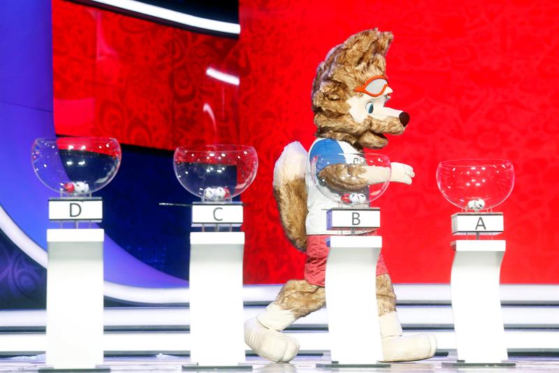 Zabivaka, mascota de la Copa del Mundo FIFA Rusia 2018, participa en el ensayo del sorteo de emparejamientos para el Mundial de fútbol 2018 en el Palacio del Kremlin.