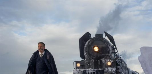 Kenneth Branagh como Hercule Poirot, durante una escena de la película "Murder on the Orient Express",