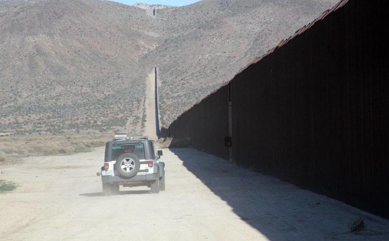 Trump, insisti&oacute; hoy que el muro fronterizo ser&aacute; pagado "directa o indirectamente" por M&eacute;xico y asegur&oacute; que nunca ha cambiado su percepci&oacute;n c&oacute;mo deber&iacute;a ser la barrera f&iacute;sica. (foto archivo)