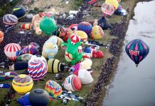 Decenas de globos aerostáticos emprenden vuelo hoy, sábado 18 de noviembre de 2017, en León, estado de Guanajuato (México), durante el Festival Internacional del Globo 2017 que se realiza entre el 17 y el 20 de noviembre.