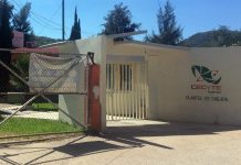 Fotografía muestra la entrada a una escuela, en el municipio de Chilapa, en el estado de Guerrero.